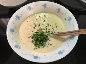 最后放入香葱碎搅匀。