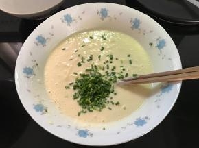 最后放入香葱碎搅匀。
