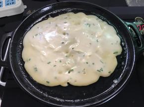 倒入适量面糊。