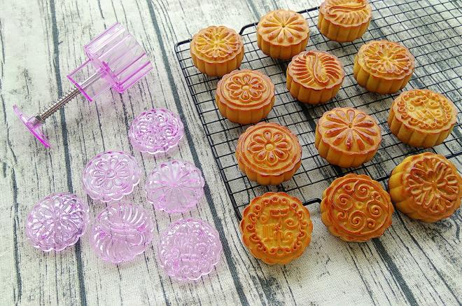 广式蛋黄莲蓉月饼