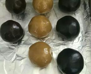 把莲蓉，豆沙称好，分成16个，每个35～38克（做75克的月饼），然后把咸蛋黄包好揉圆待用。