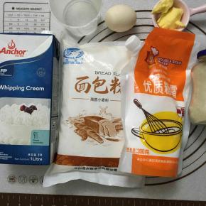 称出所需材料，把主面团除黄油、盐以外材料放进面包机，揉扩展阶段。