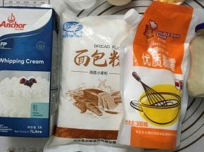 称出所需材料，把主面团除黄油、盐以外材料放进面包机，揉扩展阶段。