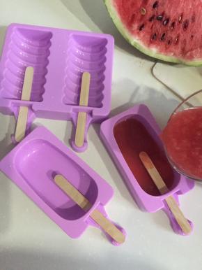 把榨好的西瓜汁放少许盐调匀，倒入冰棒模具中