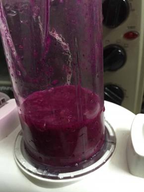 把红肉火龙果放进搅拌机里打成汁，并且过滤（把籽去掉）