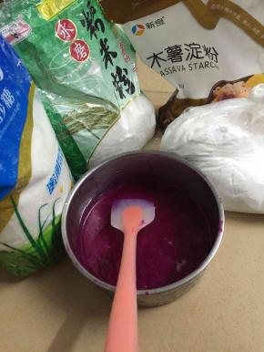 把木薯粉，糯米粉，澄粉用电子秤称好装到容器里面