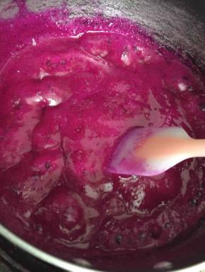 把火龙果汁和砂糖倒进锅中开中小火搅拌到煮开冒泡关火