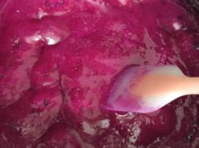 把火龙果汁和砂糖倒进锅中开中小火搅拌到煮开冒泡关火