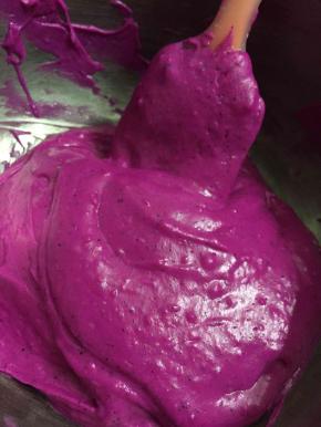 把煮开的火龙果汁趁热马上倒入糯米粉 澄粉 木薯粉的盆子里面搅拌均匀