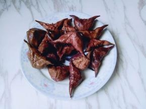 菱角洗干净，(将菱角放入盆中，加入盐，少许面粉，冷水泡20分钟)泡好和他再用干净的牙刷仔细刷干净。