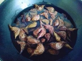 锅中放入清水，把洗干净的菱角倒入锅中。