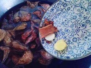 再加入香料。(喜欢吃辣的可以放几个红辣椒。)