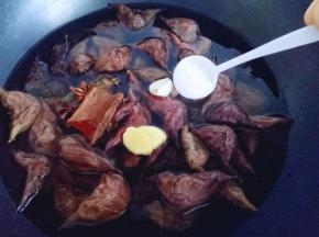 加入盐，盖上盖子，大火烧开，转中火15分钟，关火闷30分钟以上再打开盖子盛出菱角。