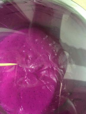 然后用保鲜膜封好，用牙签扎洞，水开后，放入蒸锅里蒸15分钟