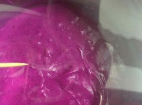 然后用保鲜膜封好，用牙签扎洞，水开后，放入蒸锅里蒸15分钟