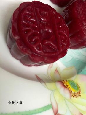 这是刚印好的冰皮月饼，制作好的冰皮放冰箱冷藏1个小时即可享用喽