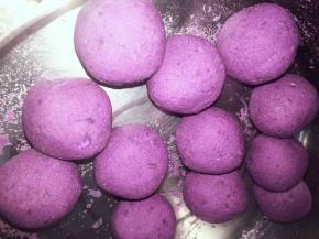 把30克的紫薯搓圆待用，冰皮的馅可随意搭配，我做的是紫薯馅