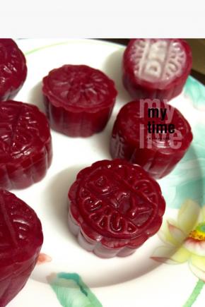 这次用的是红肉火龙果汁制作，颜色鲜艳吧？哈哈