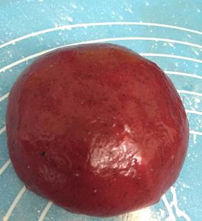 放凉了的面团带一次性手套把它揉成光滑的面团，分成20克一个搓成圆形（我做的是50克模具，20克冰皮，30克馅）