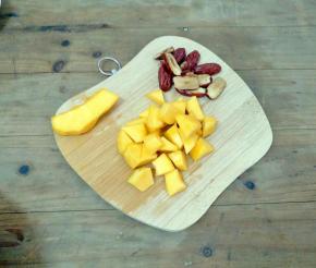 红枣去核，南瓜切成小块。