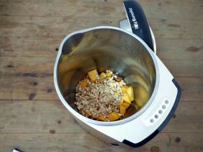 把食材全部放入豆浆机中。