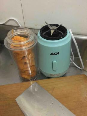 加入30克白糖，装入榨汁机打碎