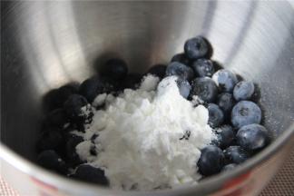蓝莓加适量淀粉洗净；