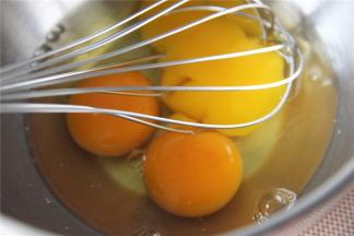 鸡蛋打散备用