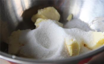 将细砂糖加入黄油中打发