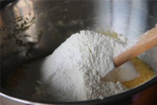 将过筛的低粉和泡打粉加入黄油鸡蛋糊中搅拌均匀