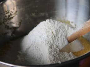 将过筛的低粉和泡打粉加入黄油鸡蛋糊中搅拌均匀