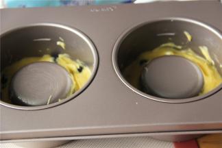 将面糊倒入蛋糕模具内