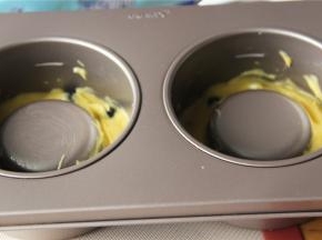 将面糊倒入蛋糕模具内