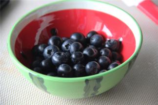 洗净的蓝莓用厨房纸擦干表面水分