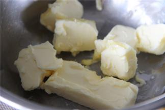 黄油切小块软化