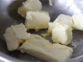黄油切小块软化