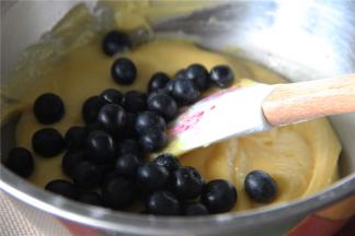 将蓝莓倒入蛋糕糊中搅拌