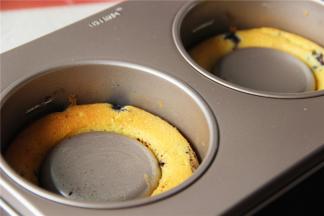 进烤箱170度烤制30分钟后即可取出