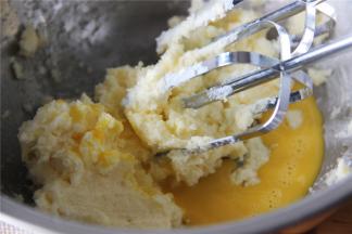 将打散的蛋液分四次加入黄油糊中搅拌均匀