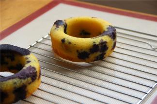 烤好的蛋糕脱模放在烤网上冷却