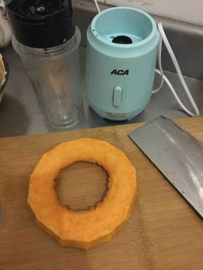 南瓜去皮洗净，切块加50ml水拿锅里蒸