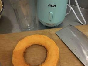 南瓜去皮洗净，切块加50ml水拿锅里蒸