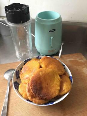 锅中热油 放入压好的剂子 翻过来至金黄色
在轻轻用铲子压一下 看中间鼓出来就说明熟了