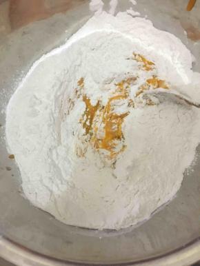 倒出加入305克糯米粉（加到不粘手即可）