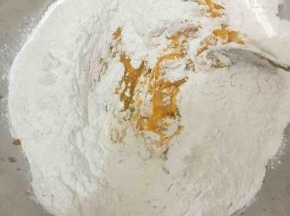 倒出加入305克糯米粉（加到不粘手即可）