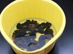 木耳洗净浸泡，大个的切小；