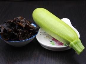 准备食材：木耳泡发、新鲜的云南小瓜；