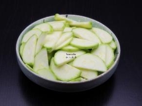云南小瓜去皮，洗净，切片；