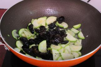 加入炒熟的木耳；