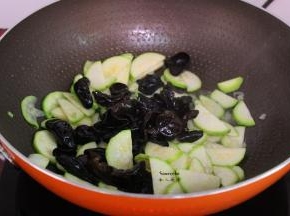 加入炒熟的木耳；